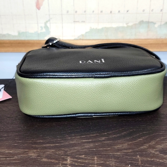 BRAND NEW Danielle Nicole DANI Star Wars The Mandalorian Grogu Crossbody Bag - Picture 4 of 4